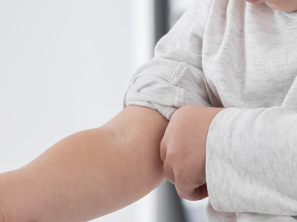Haut zeigen-Kind Haut zeigen, das gehört zum Aufenthalt in der Praxis für Hautgesundheit